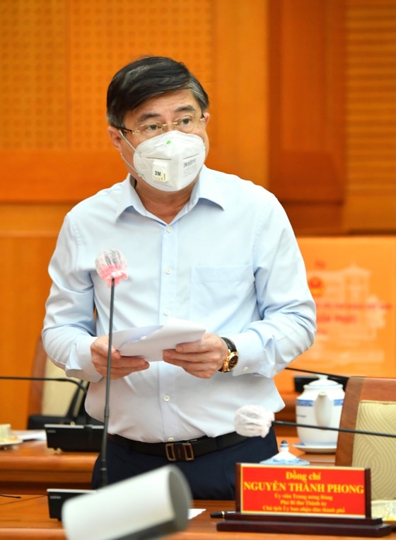 Chủ tịch UBND TP Hồ Chí Minh Nguyễn Thành Phong báo cáo tại buổi làm việc (Ảnh: VIỆT DŨNG)